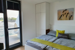 Das gemütliche Schlafzimmer mit Blick aufs Wasser.