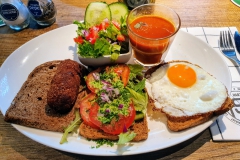 Zum Mittagessen gab es ein "Twaalfuurtje"
